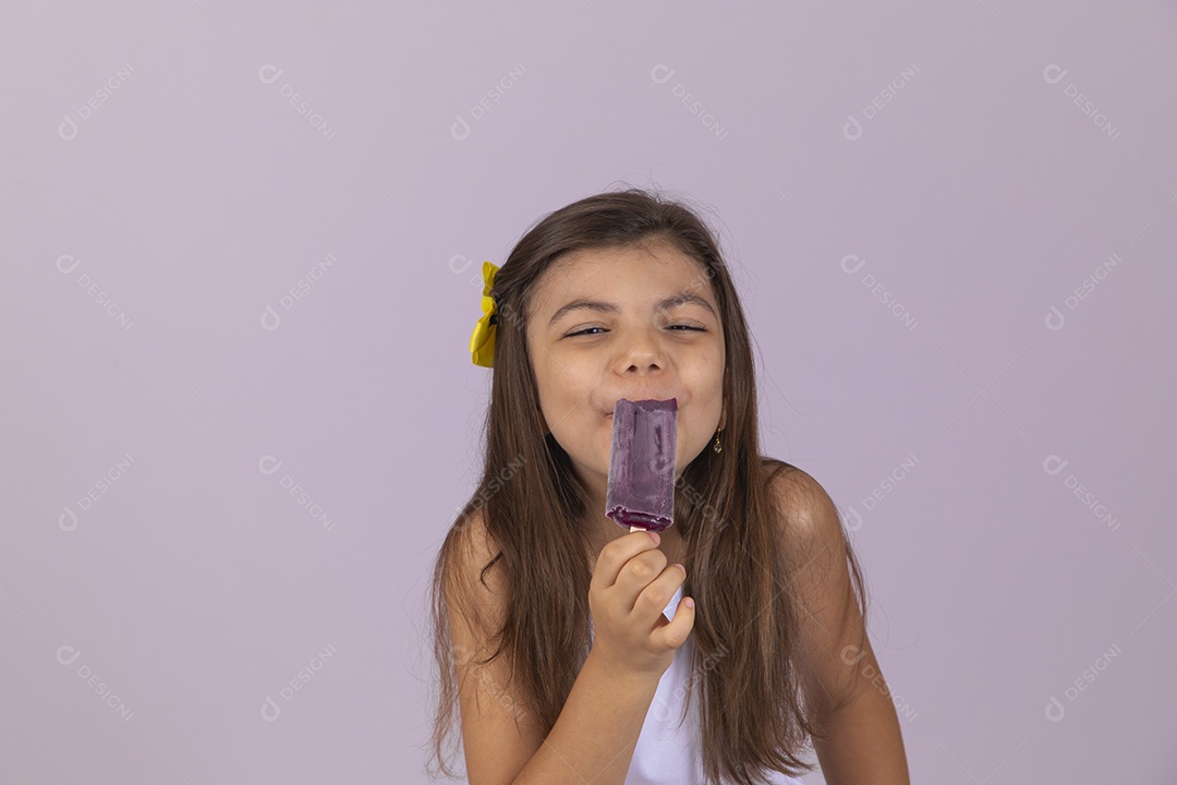 Linda Menina criança garotinha chupando picolé sobre fundo isolado branco