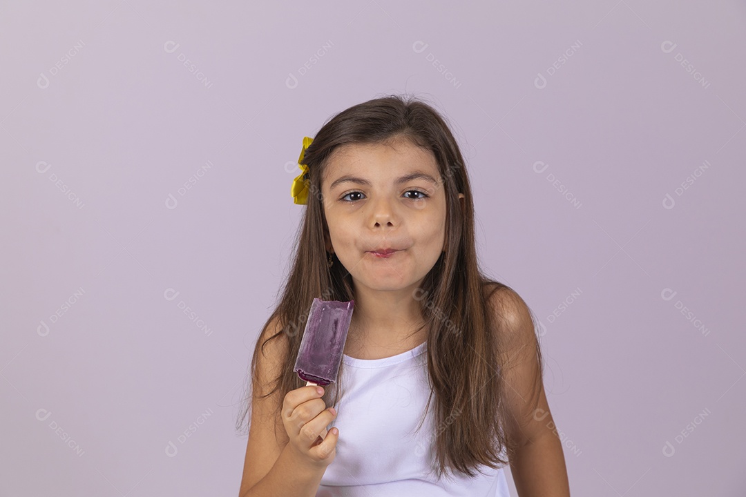 Linda Menina criança garotinha chupando picolé sobre fundo isolado branco