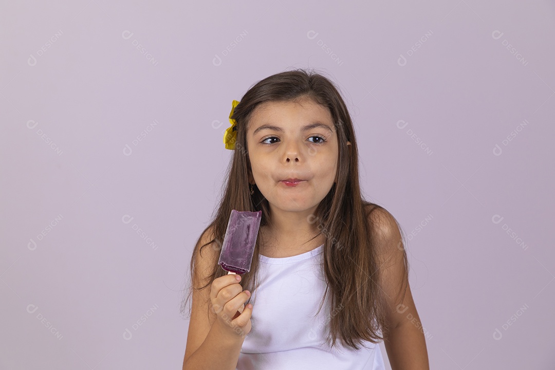 Linda Menina criança garotinha chupando picolé sobre fundo isolado branco