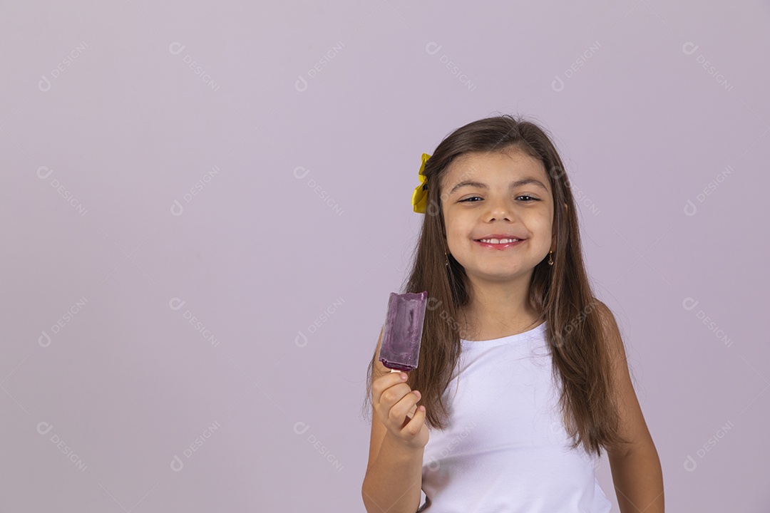 Linda Menina criança garotinha chupando picolé sobre fundo isolado branco