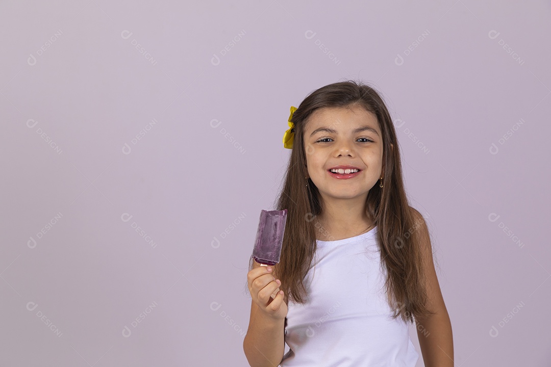 Linda Menina criança garotinha chupando picolé sobre fundo isolado branco
