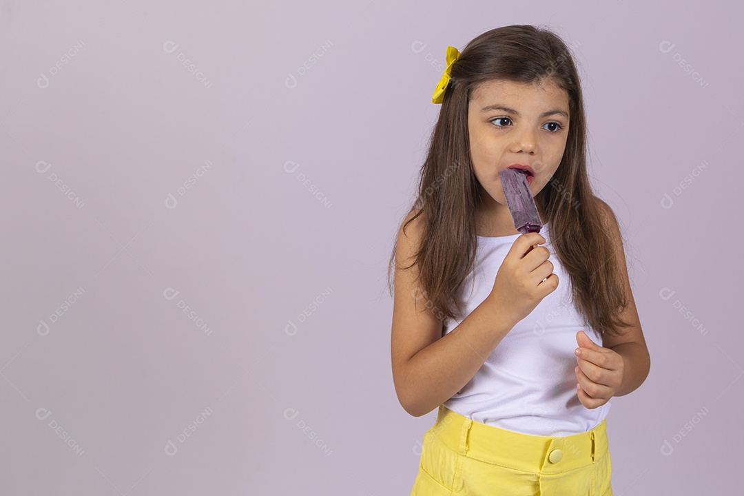 Linda Menina criança garotinha chupando picolé sobre fundo isolado branco