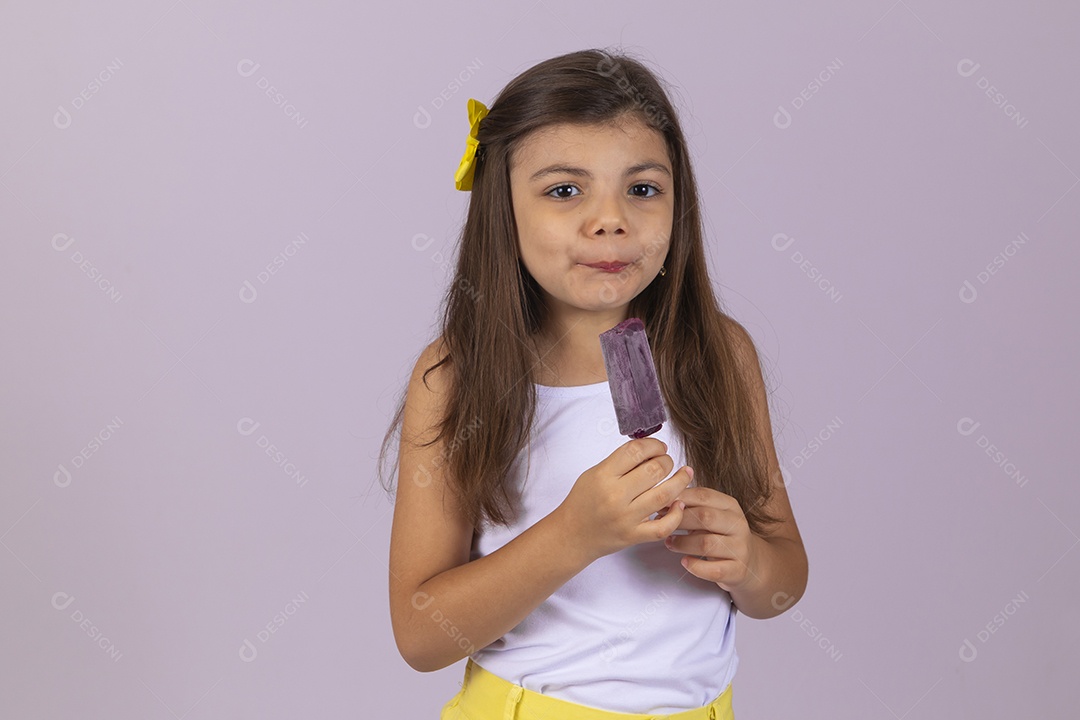 Linda Menina criança garotinha chupando picolé sobre fundo isolado branco