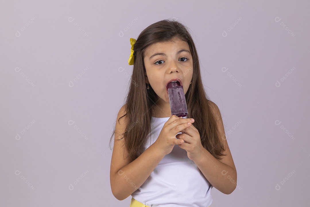 Linda Menina criança garotinha chupando picolé sobre fundo isolado branco