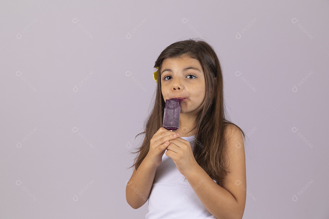 Linda Menina criança garotinha chupando picolé sobre fundo isolado branco