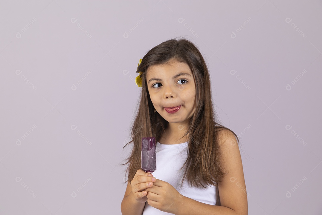 Linda Menina criança garotinha chupando picolé sobre fundo isolado branco