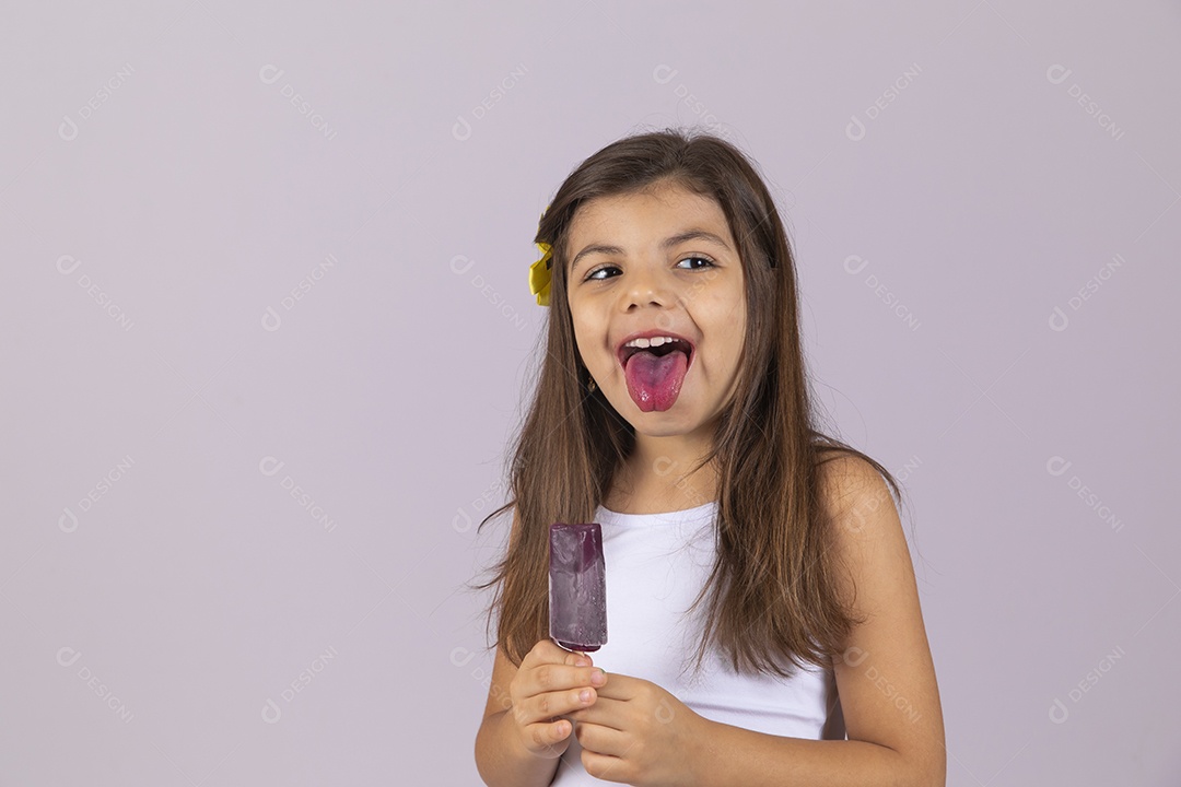 Linda Menina criança garotinha chupando picolé sobre fundo isolado branco