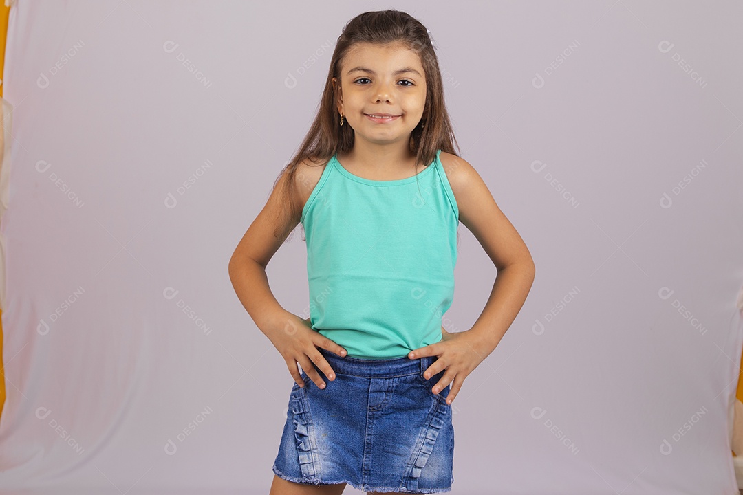 Linda Menina criança garotinha sobre fundo isolado branco