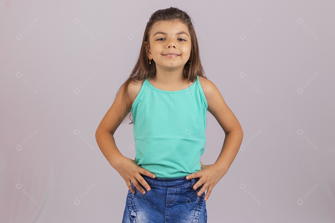 Linda Menina criança garotinha sobre fundo isolado branco