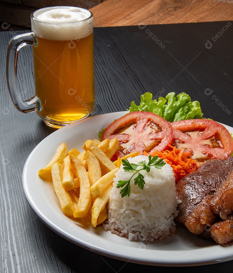 Filé com fritas, servido com arroz e salada de alface, tomate e cenoura.