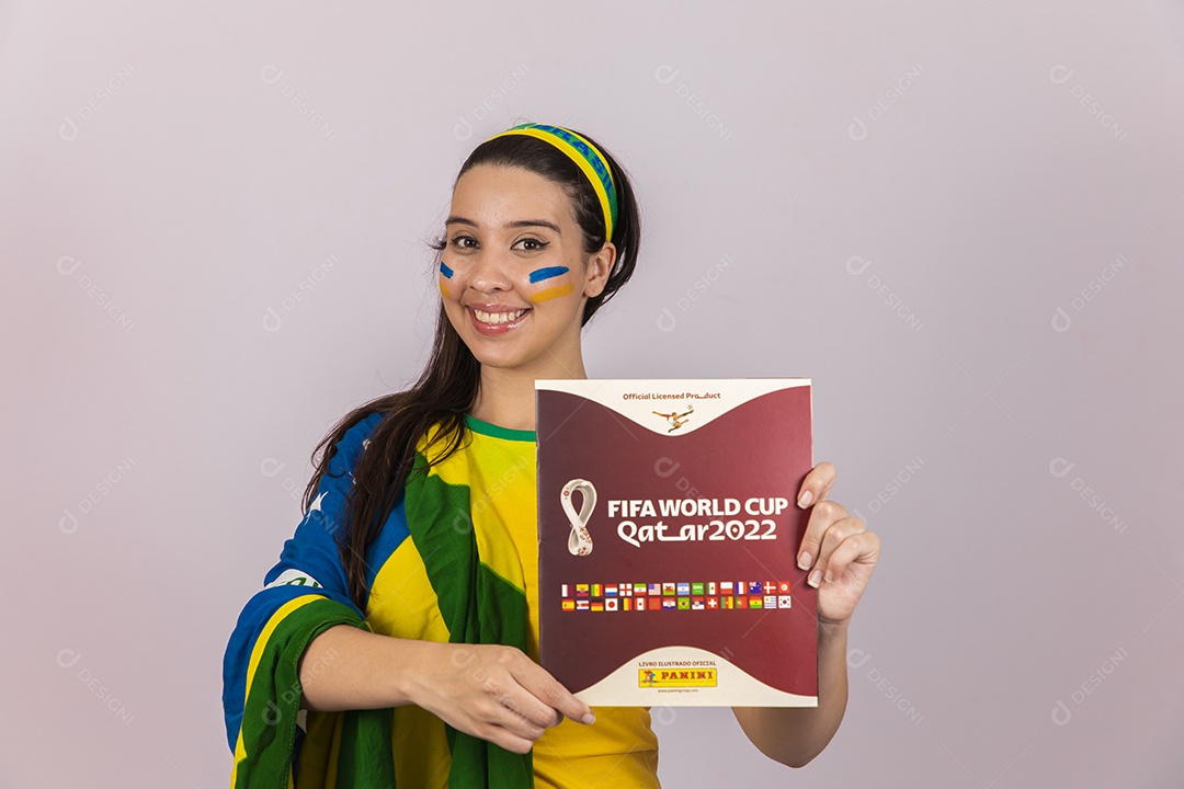 Linda Mulher jovem brasileira torcedora segurando álbum copa do mundo Futebol