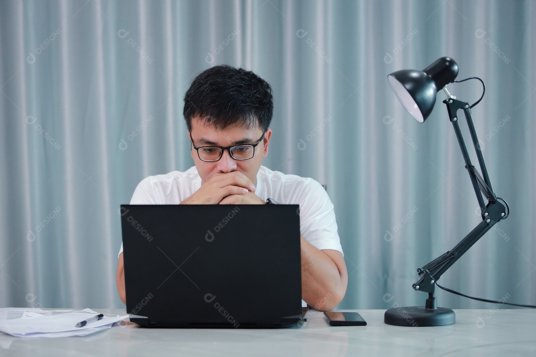 tecnologia, trabalho remoto e conceito de estilo de vida - homem asiático feliz em óculos com computador portátil trabalhando em home office ou compras on-line, trabalho em casa, freelance, aprendizado on-line, estudando.