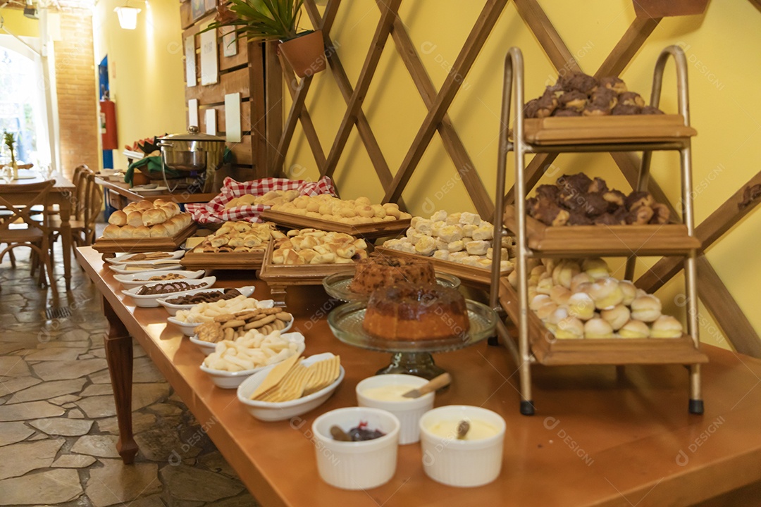 Mesa de festa comida sobre uma mesa de madeira