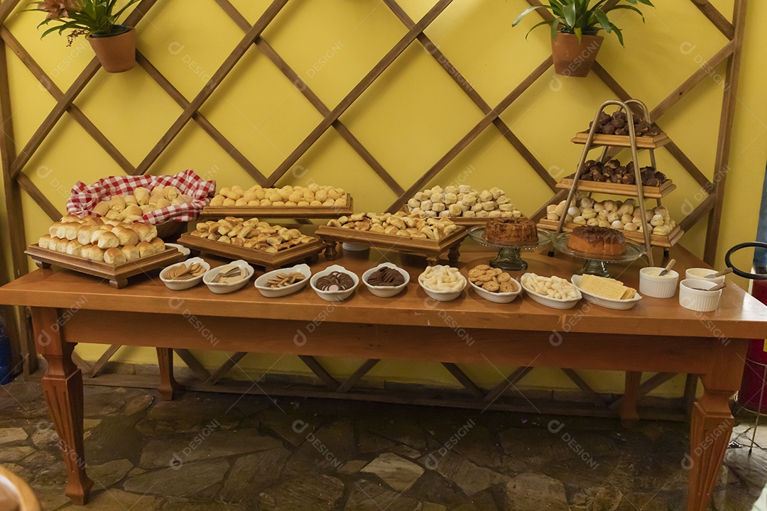 Mesa de festa comida sobre uma mesa de madeira