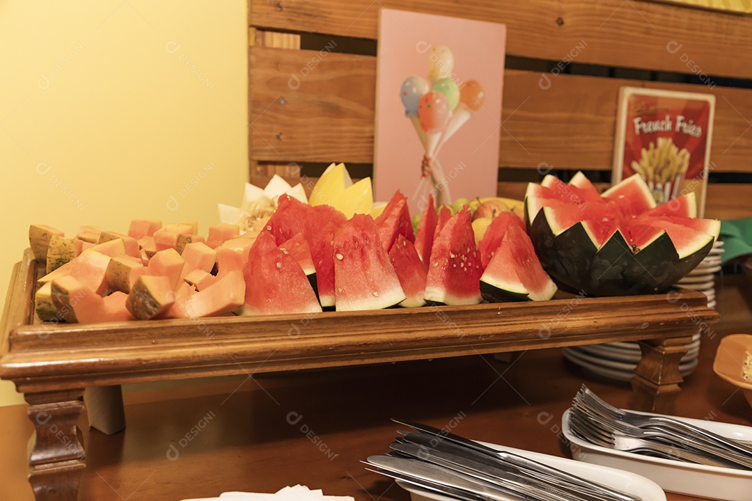 Mesa de madeira porções de frutas comida