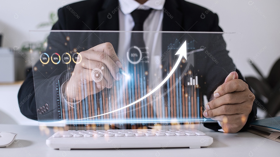 Pessoas usando tablets E usando o dedo para tocar na tela