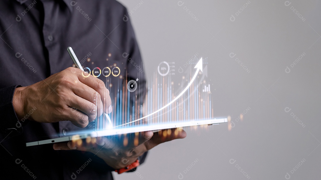 Pessoas usando tablets E usando o dedo para tocar na tela