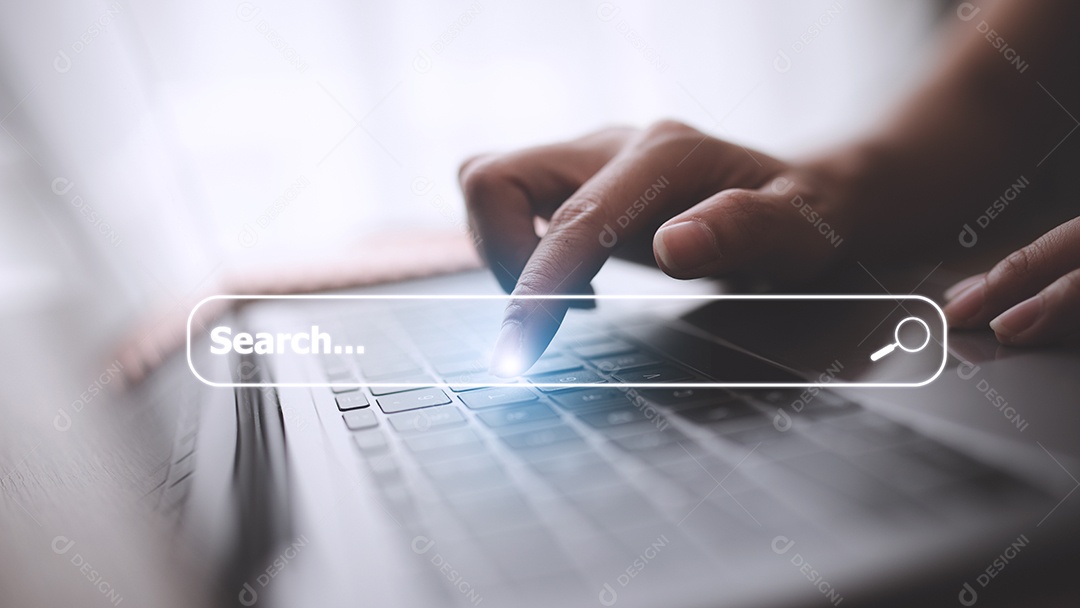 Mão de pessoas usando laptop ou computador procurando informações