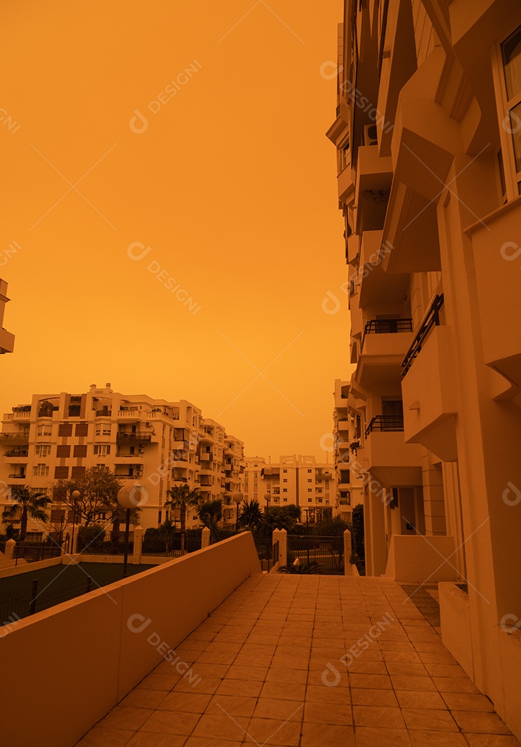 Visão apocalíptica do céu lamacento em Málaga devido à chegada do nevoeiro