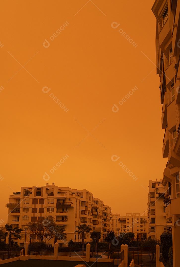 Visão apocalíptica do céu lamacento em Málaga devido à chegada do nevoeiro