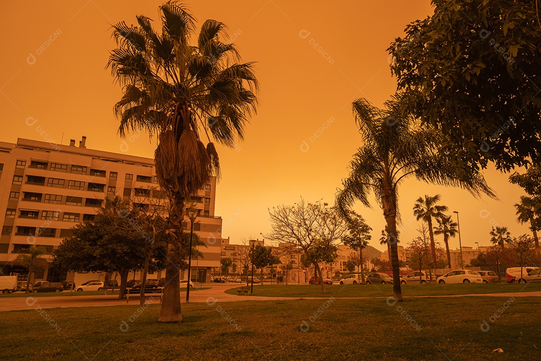 Visão apocalíptica do céu lamacento em Málaga devido à chegada do nevoeiro