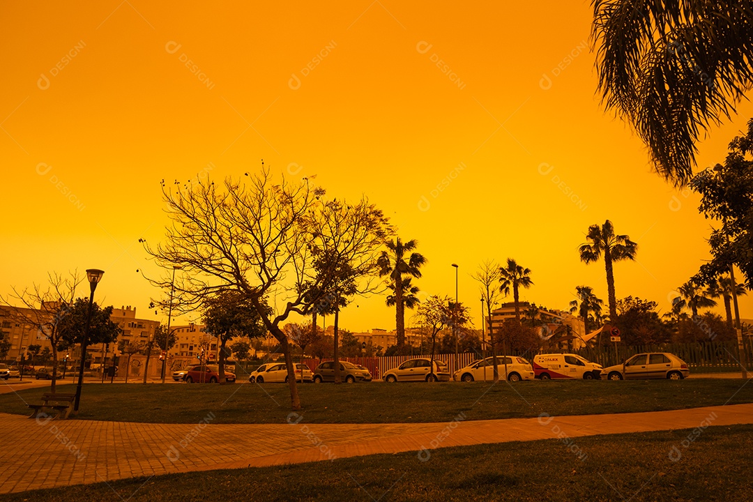 Visão apocalíptica do céu lamacento em Málaga devido à chegada do nevoeiro
