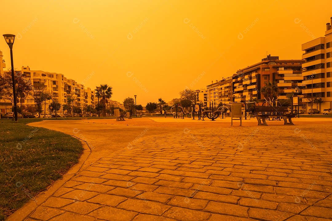 Visão apocalíptica do céu lamacento em Málaga devido à chegada do nevoeiro