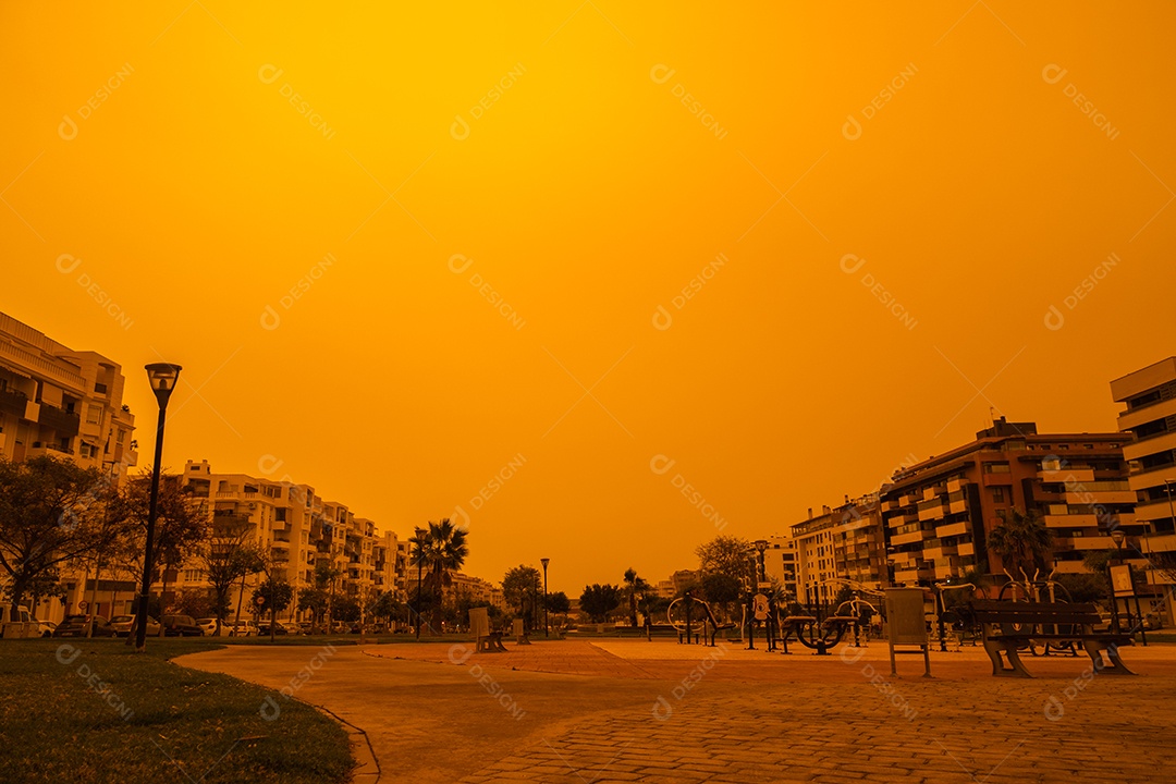 Visão apocalíptica do céu lamacento em Málaga devido à chegada do nevoeiro