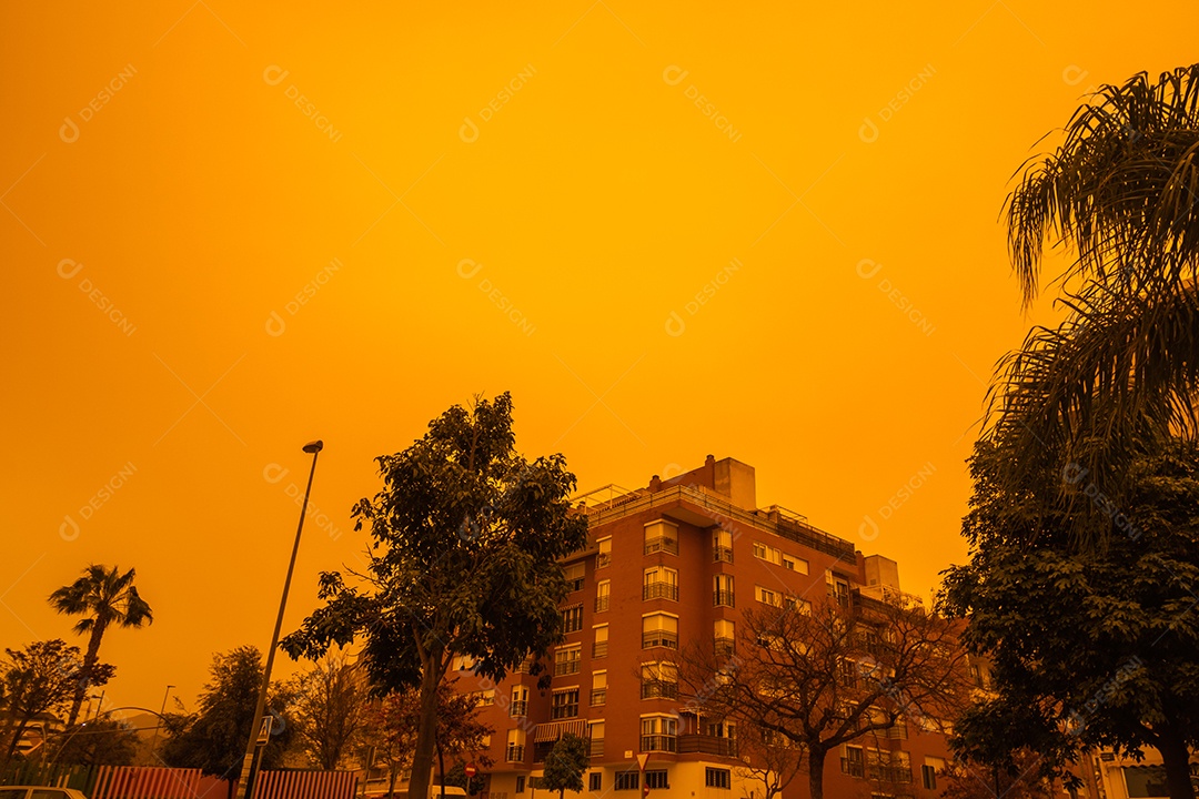Visão apocalíptica do céu lamacento em Málaga devido à chegada do nevoeiro