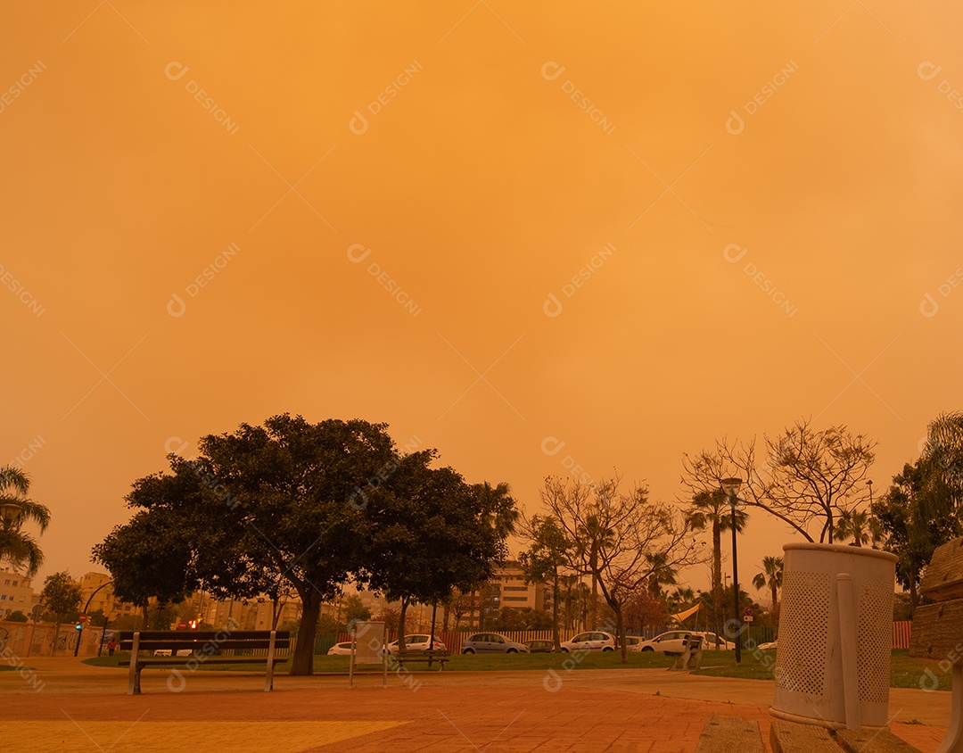 Visão apocalíptica do céu lamacento em Málaga devido à chegada do nevoeiro