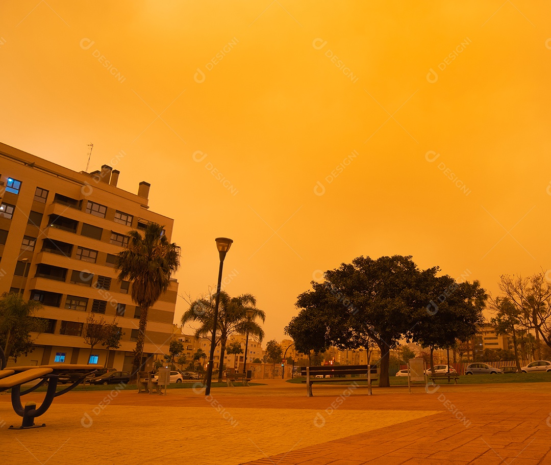 Visão apocalíptica do céu lamacento em Málaga devido à chegada do nevoeiro
