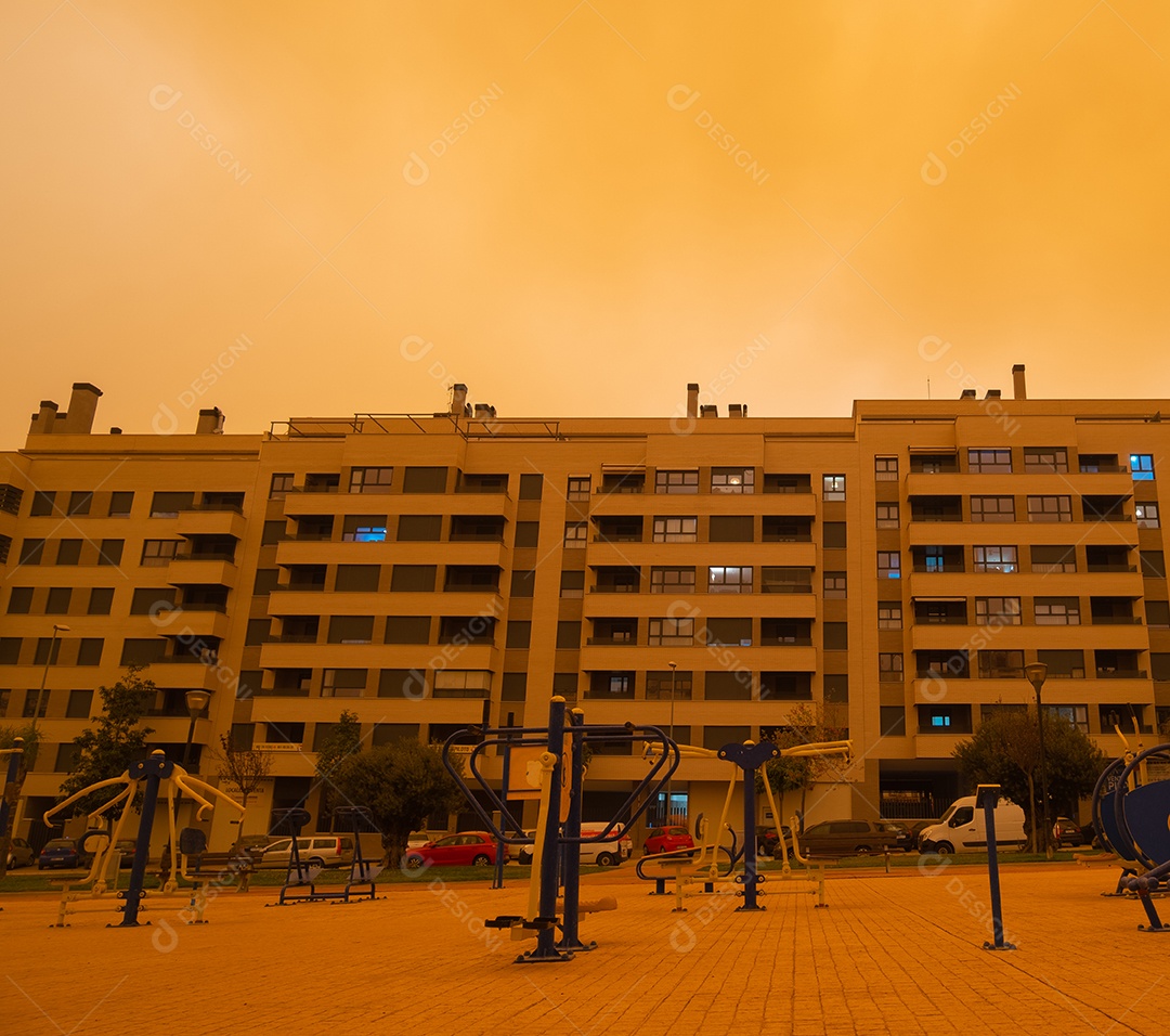 Visão apocalíptica do céu lamacento em Málaga devido à chegada do nevoeiro