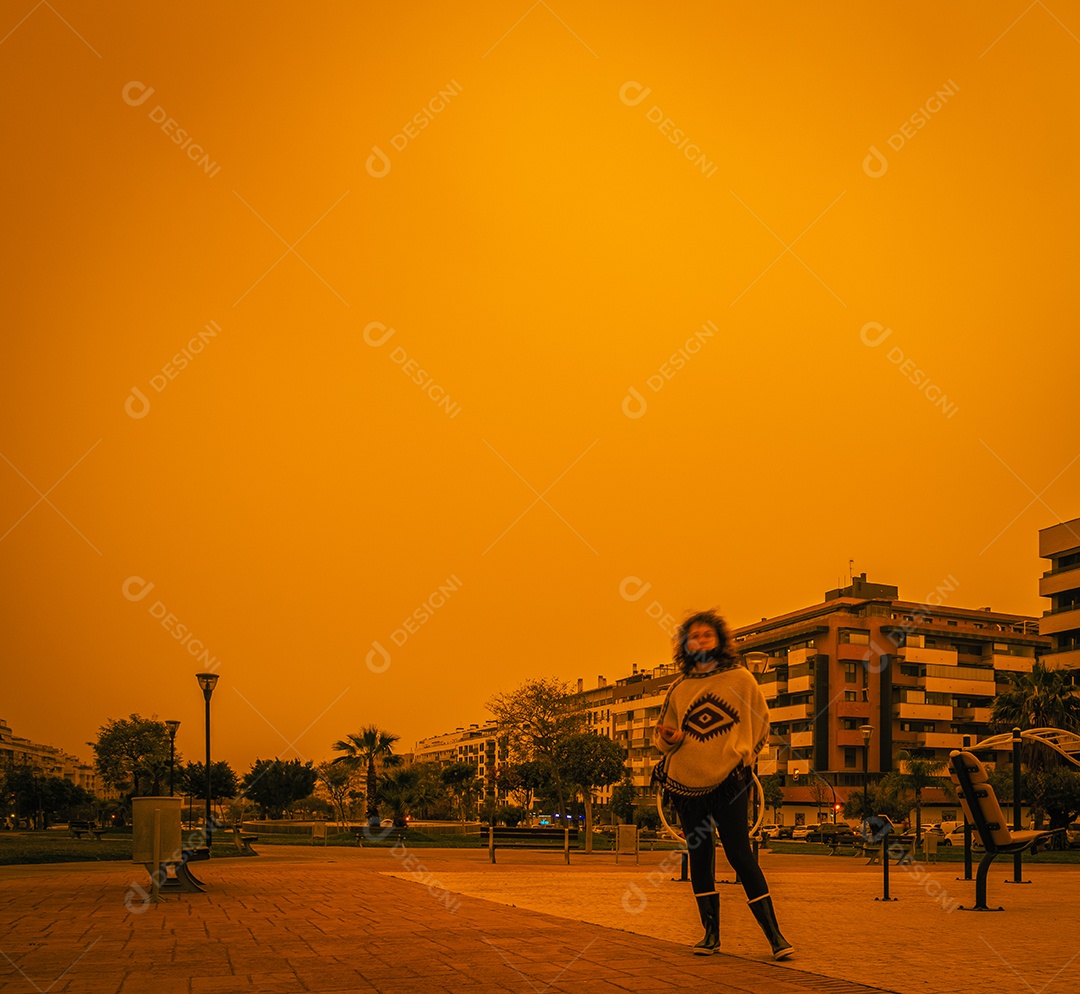 Visão apocalíptica do céu lamacento em Málaga devido à chegada do nevoeiro