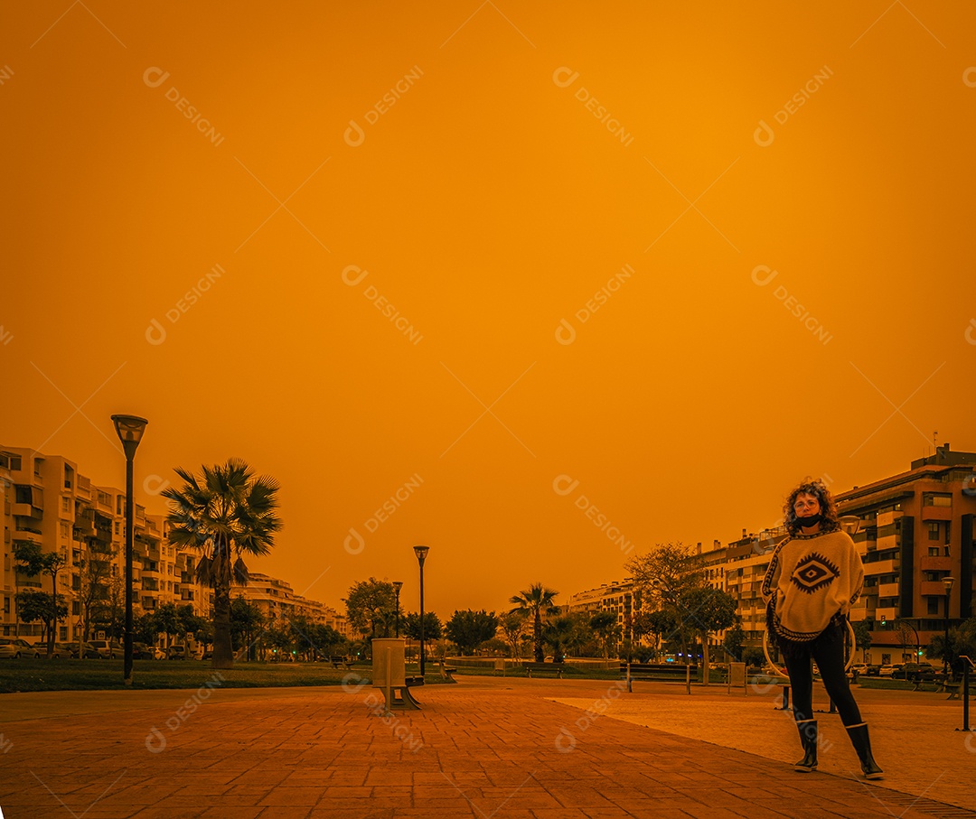 Visão apocalíptica do céu lamacento em Málaga devido à chegada do nevoeiro