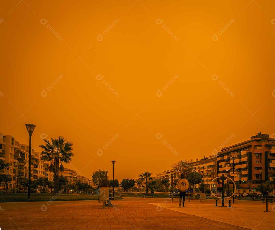 Visão apocalíptica do céu lamacento em Málaga devido à chegada do nevoeiro
