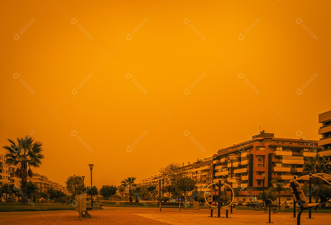 Visão apocalíptica do céu lamacento em Málaga devido à chegada do nevoeiro