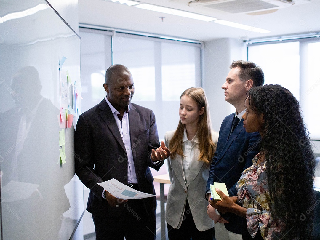 Reunião para compartilhar visão de ideia trabalho em equipe