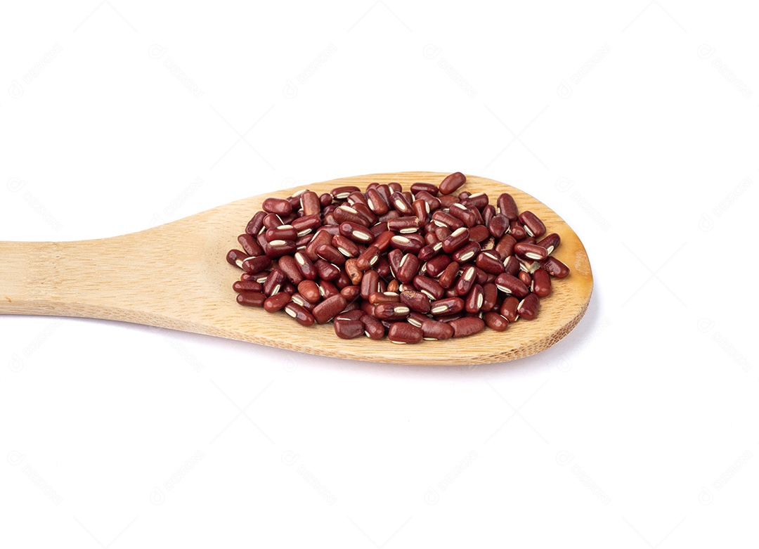 Feijão azuki em uma colher isolada sobre fundo branco.