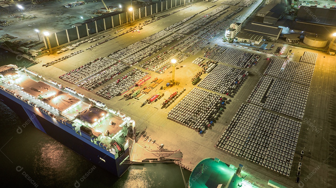 Muitos carros novos executando o navio de carga, Ro-Ro Ship para carros de transporte de exportação de importação por navio de serviço de encaminhamento de frete, transporte de revendedor de transporte logístico Cars Cars Export Terminal em Yokohama