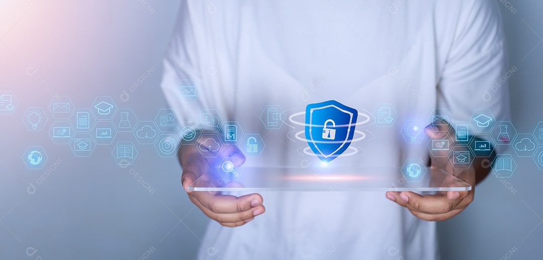 Mulher segurando a tela do tablet do telefone com o ícone de proteção.