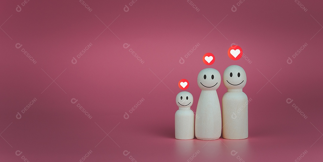 Conceito de casa feliz. As bonecas de madeira estão alinhadas com o ícone do coração.