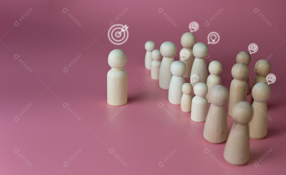 Bonecos de madeira ficam alinhados e têm um líder.