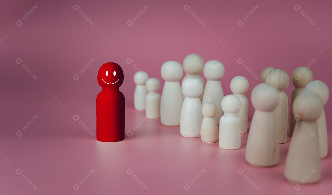 Conceito de negócios e RH para liderança e líder de equipe, bonecos de madeira se destacam na frente diferentes e se destacam do grupo.