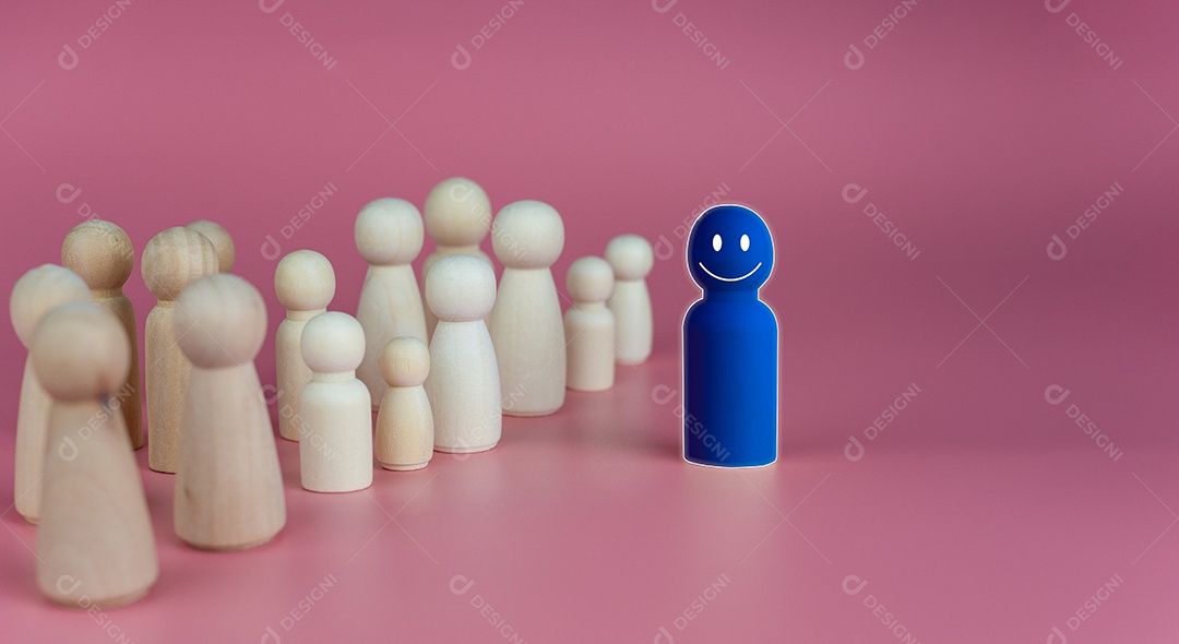 Conceito de negócios e RH para liderança e líder de equipe, bonecos de madeira se destacam na frente diferentes e se destacam do grupo.