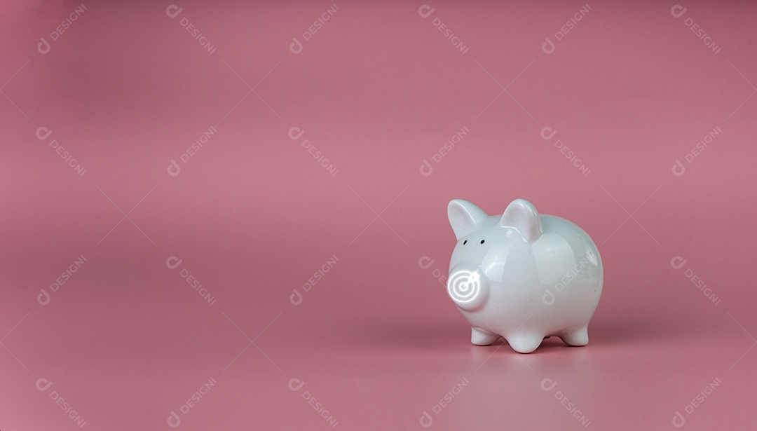 Cofrinho branco sobre um fundo rosa. Conceitos de poupança e investimento.