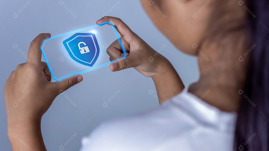 Mulher segurando a tela do tablet do telefone com o ícone de proteção.