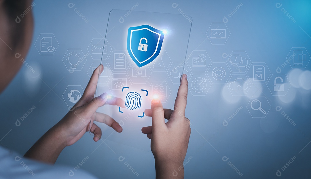 Mulher segurando a tela do tablet do telefone com o ícone de proteção.
