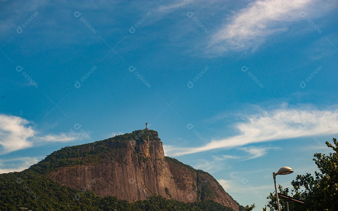Vista do Cristo Redentor e seus arredores.