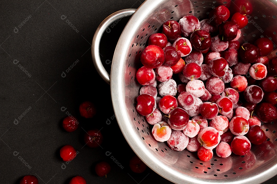 Tigela cheia de acerolas congeladas e frescas