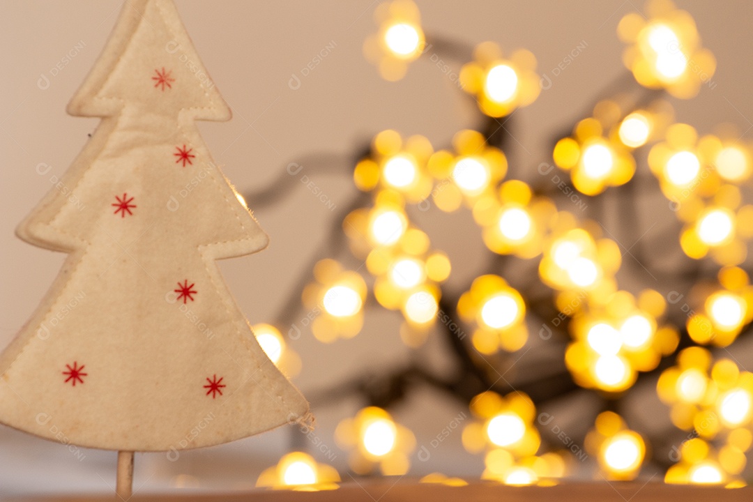 Atmosfera de natal com boneco de neve, duas velas e bokeh